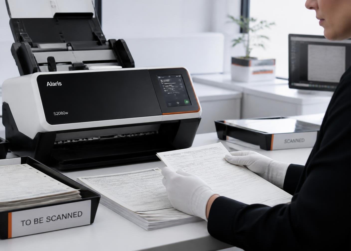 Operadora preparando documentos em uma estação profissional de digitalização